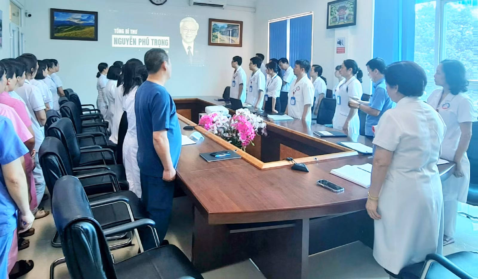 Cán bộ Bệnh viện Sản - Nhi tỉnh tưởng niệm Tổng Bí thư Nguyễn Phú Trọng trước giờ giao ban.