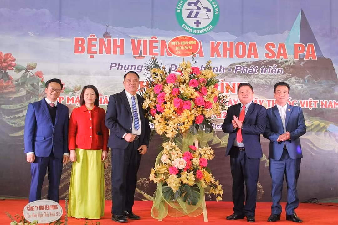 Lãnh đạo UBND thị xã Sa Pa tặng hoa chúc mừng các thầy thuốc tại chương trình gặp mặt nhân ngày Thầy thuốc Việt Nam.