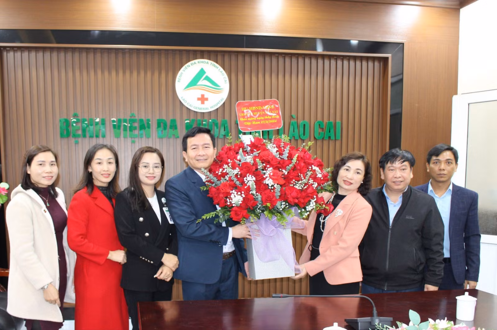 Lãnh đạo UBND huyện Bát Xát chúc mừng Bệnh viện Đa khoa tỉnh.
