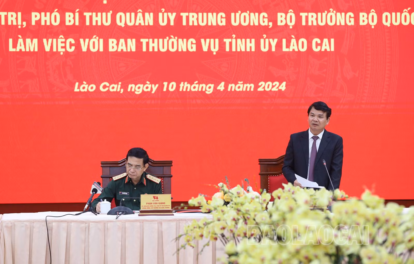 Đồng chí Đặng Xuân Phong, Bí thư Tỉnh ủy báo cáo với Đoàn Công tác tình hình phát triển kinh tế - xã hội và một số định hướng lớn của tỉnh Lào Cai..JPG