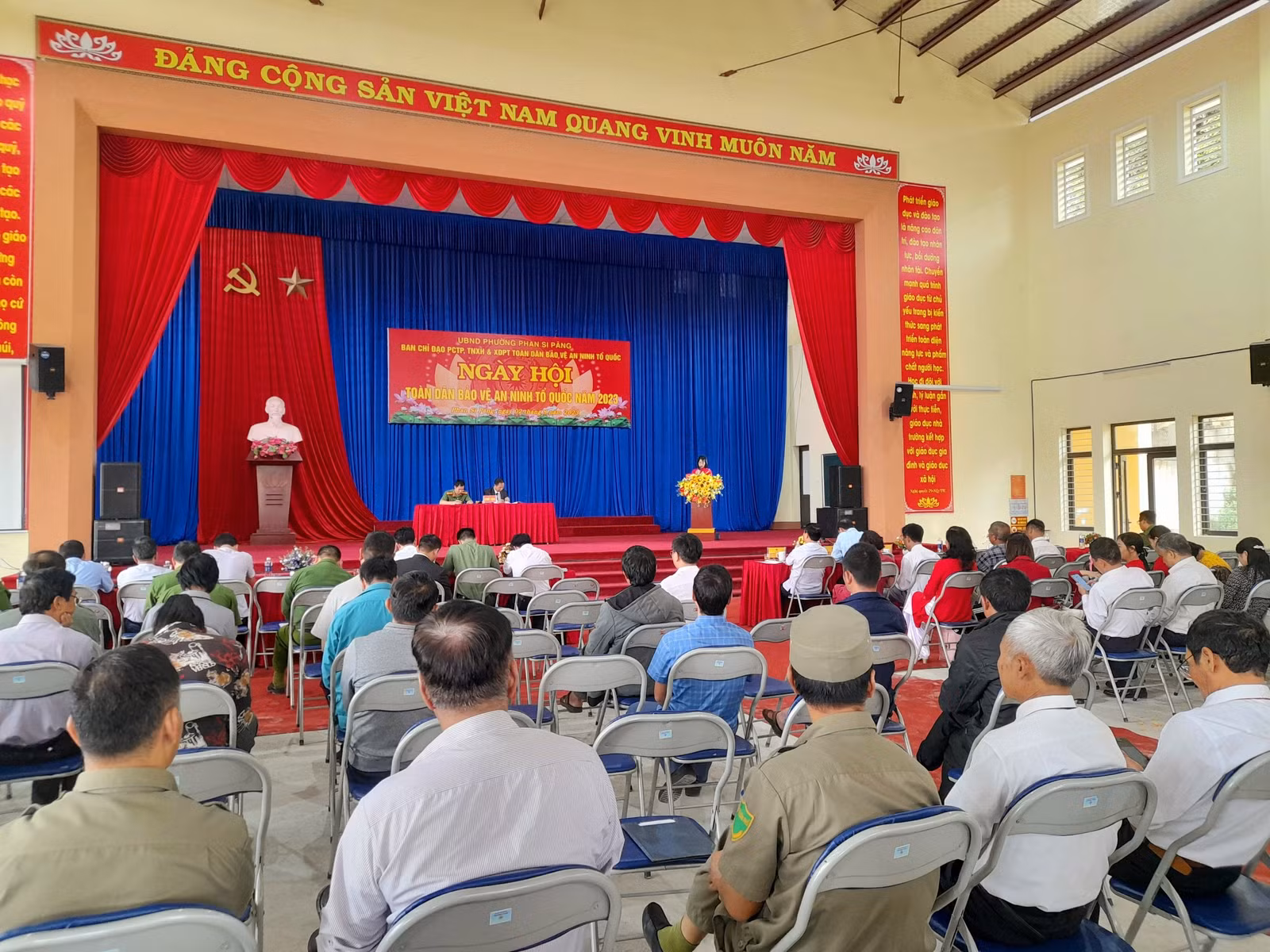 Đông đảo cán bộ, đảng viên và người dân địa phương tham dự ngày hội.