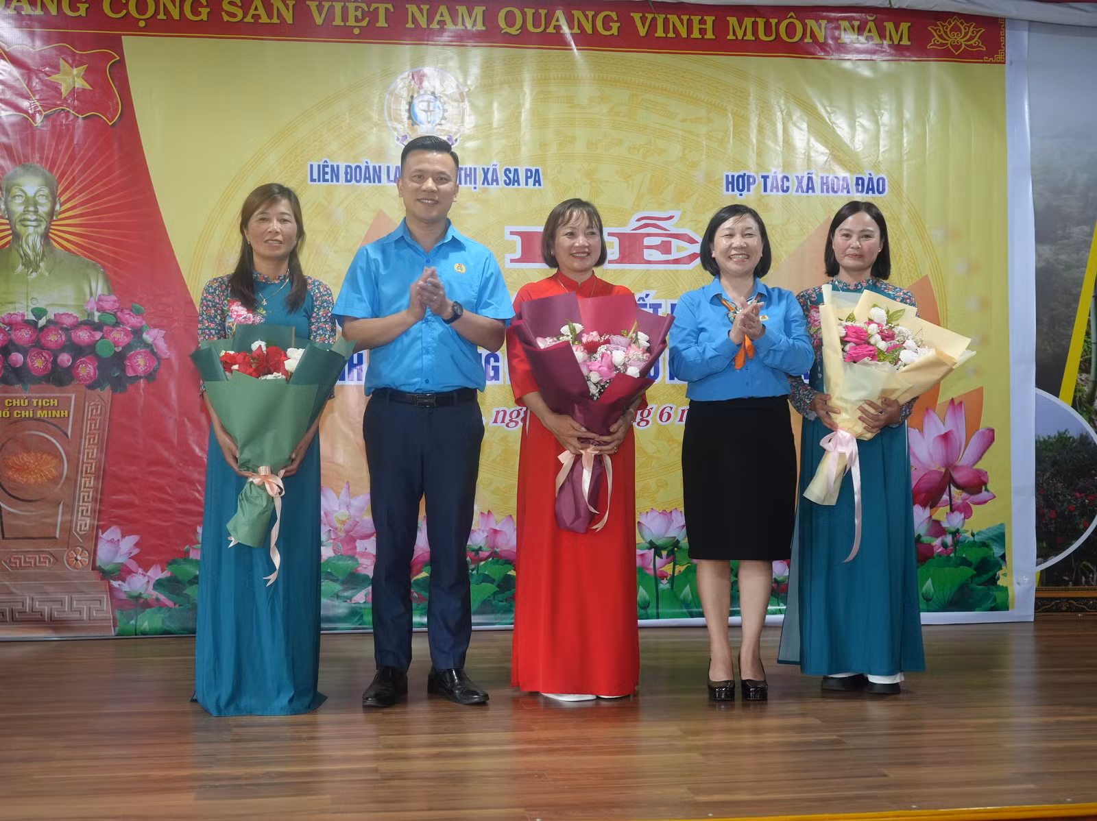 Tặng hoa chúc mừng thành viên được bầu giữ các chức vụ.