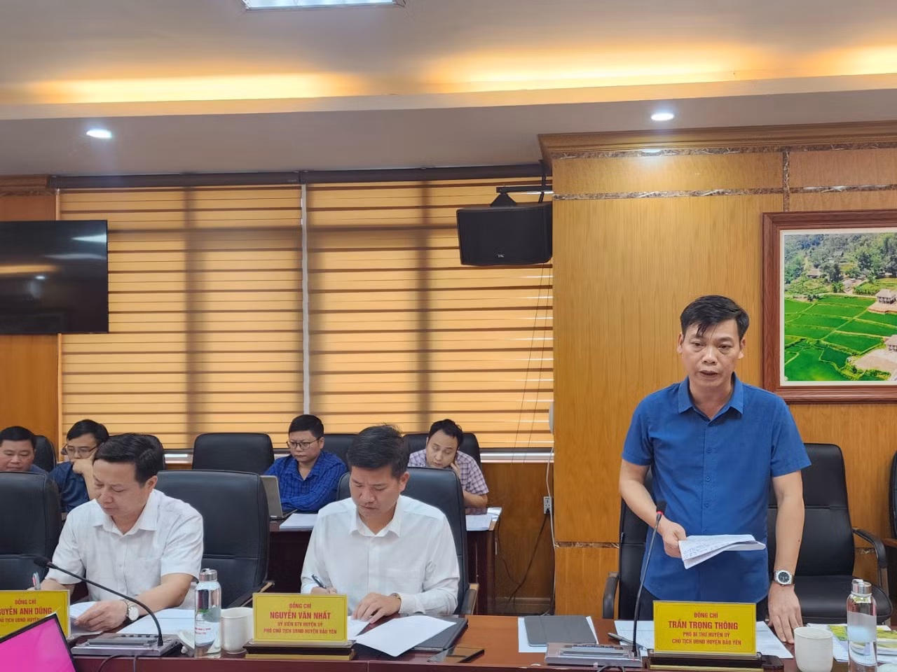 Lãnh đạo UBND huyện Bảo Yên báo cáo tiến độ triển khai các chương trinh mục tiêu Quốc gia.jpg