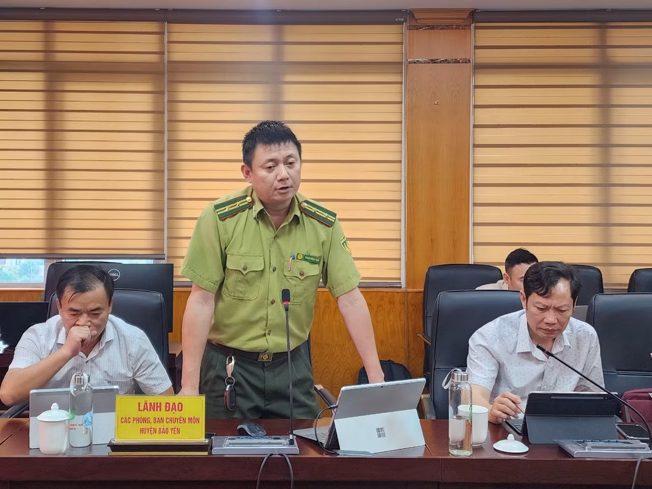 Lãnh đạo Hạt kiểm lâm Bảo Yên báo cáo triển tiến độ khai thực hiện dự án.jpg