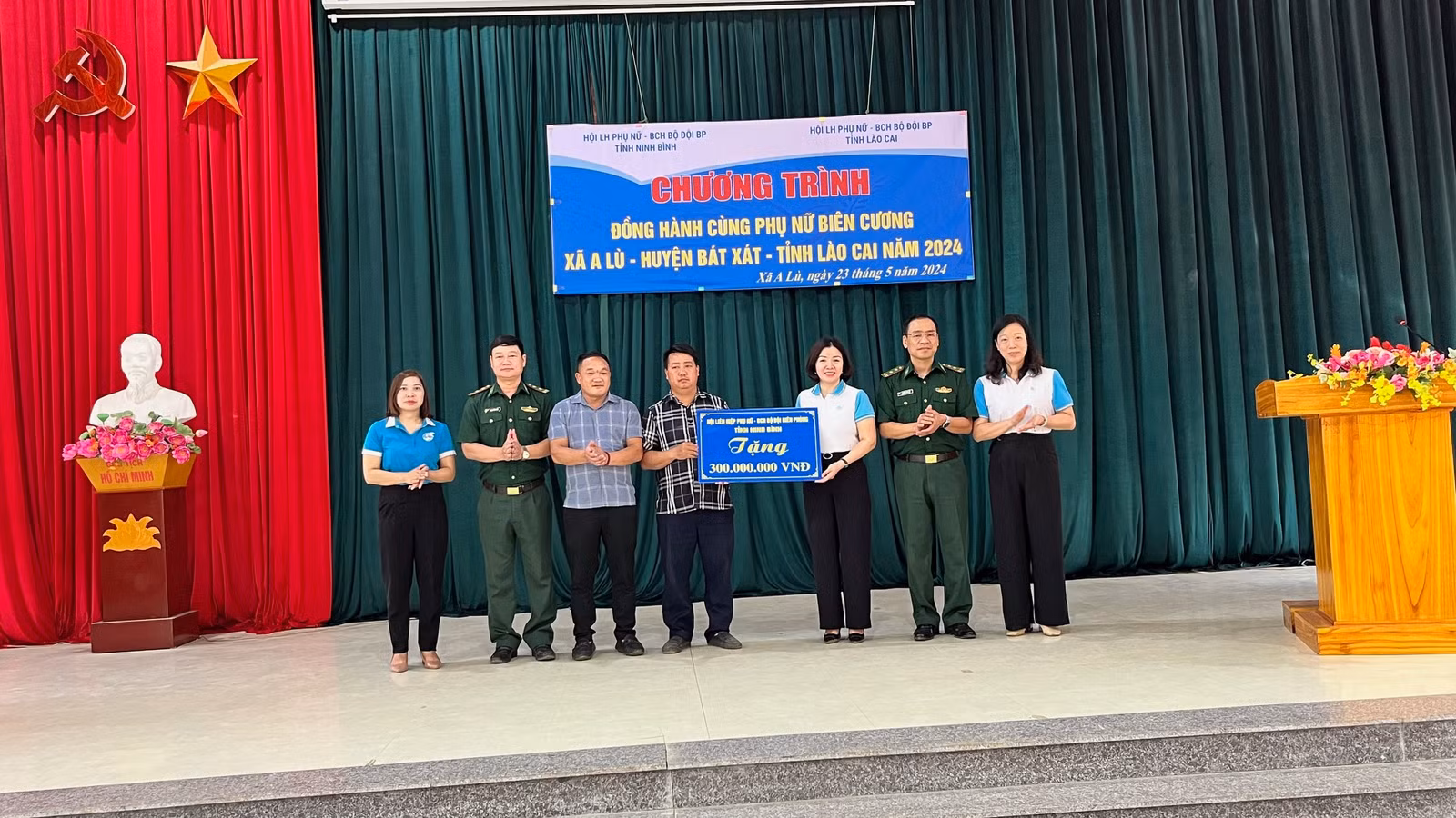 Lãnh đạo HLH phụ nữ tỉnh Ninh Bình và Bộ Chỉ huy BĐBP tỉnh Ninh Bình tặng quà cho cán bộ và nhân dân xã A Lù trị giá 300 triệu đồng.jpg