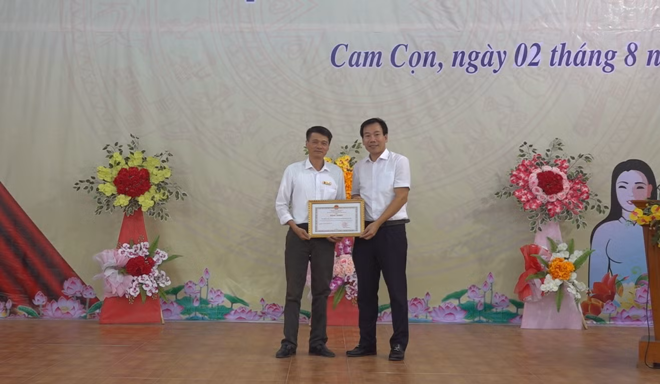 Trưởng Ban Tuyên giáo Tỉnh ủy trao Bằng khen cho Nhân dân, cán bộ xã Cam Cọn.jpg
