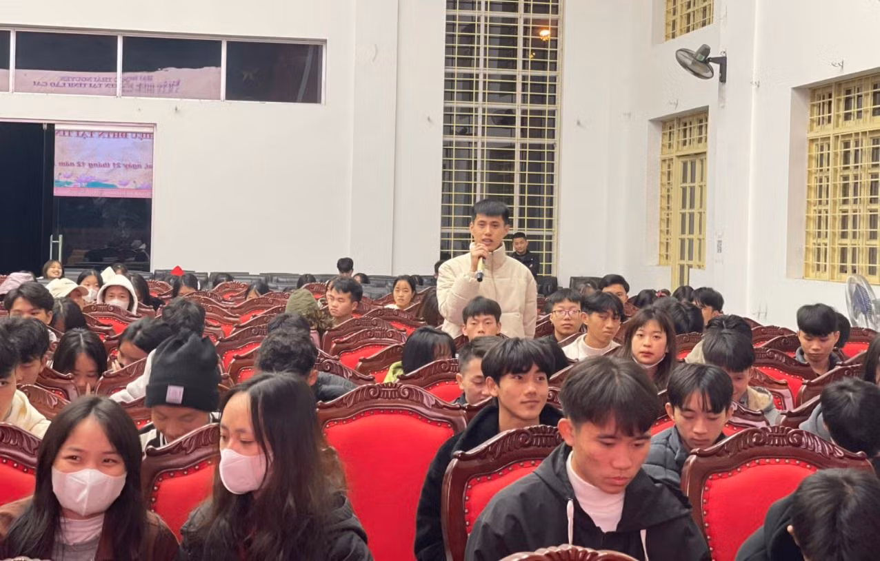 sinh-vien-hung-thu-tra-loi-cau-hoi-744-9178.jpg