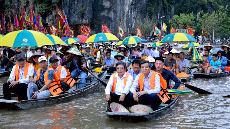Đông đảo đại biểu và du khách tham dự lễ khai mạc.