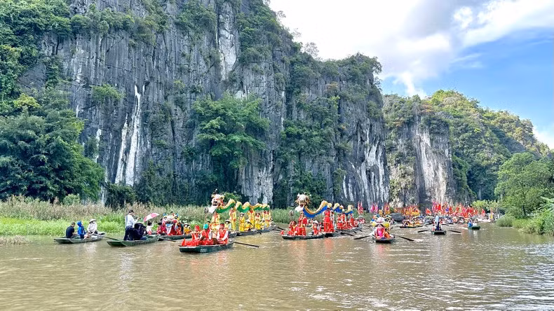 Nghi lễ rước Rồng trên dòng sông Ngô Đồng.