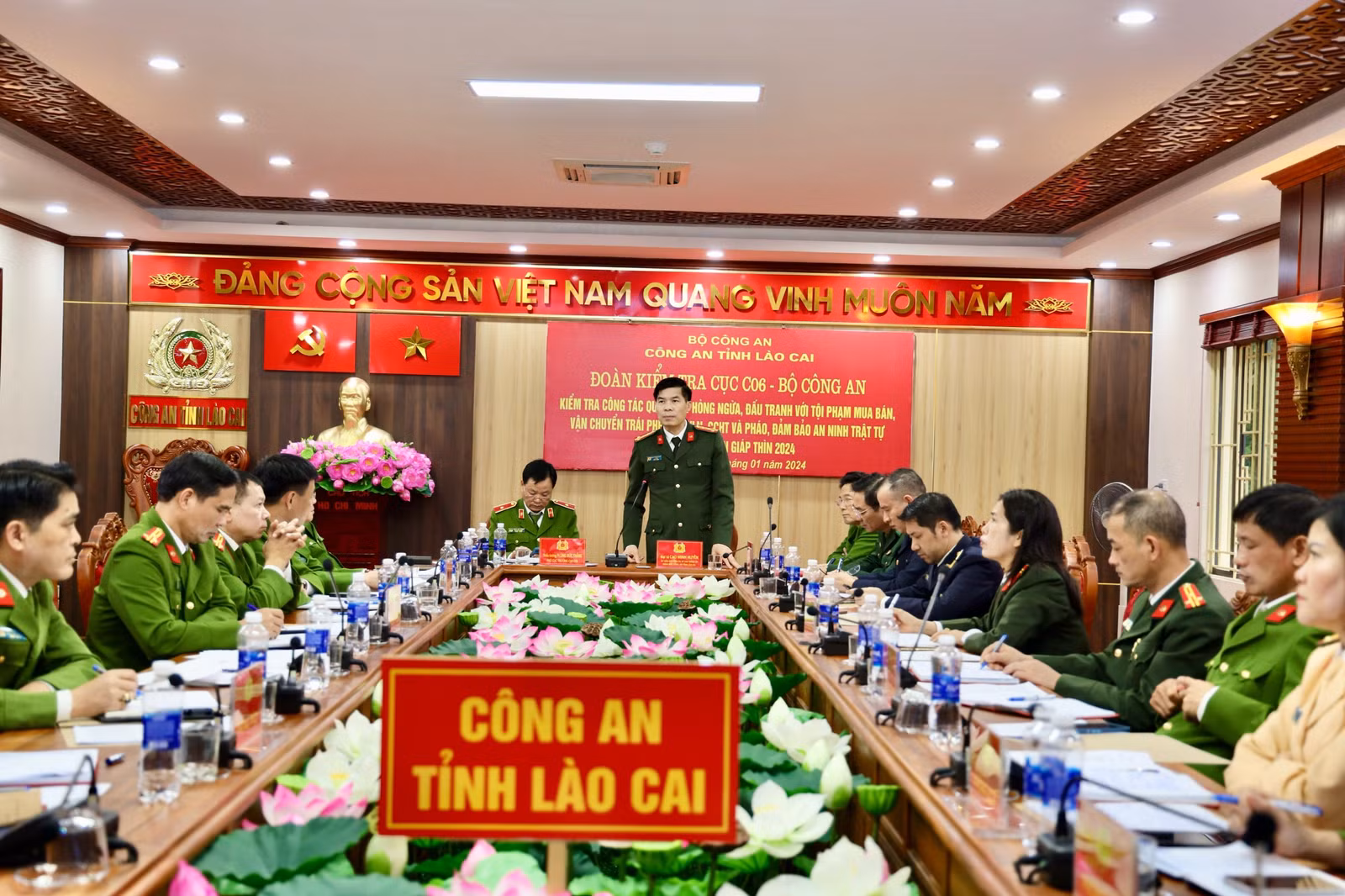 Đại tá Cao Minh Huyền, Giám đốc Công an tỉnh báo cáo tình hình công tác với đoàn kiểm tra.