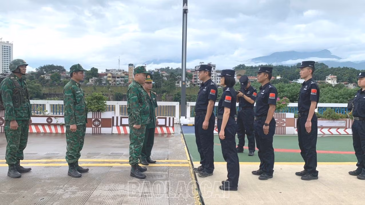 Đội trưởng tuần tra liên hợp của Hai bên gặp gỡ trao đổi tại vạch phân định đường biên giới Cưa rkhaaur quốc tế đường bộ Lào Cai - Hà Khẩu.jpg