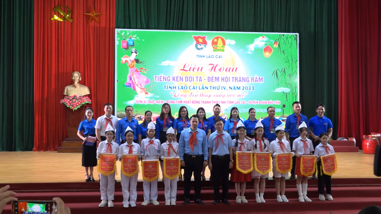 BTC trao cờ lưu niệm cho các đoàn tham dự liên hoan.jpg