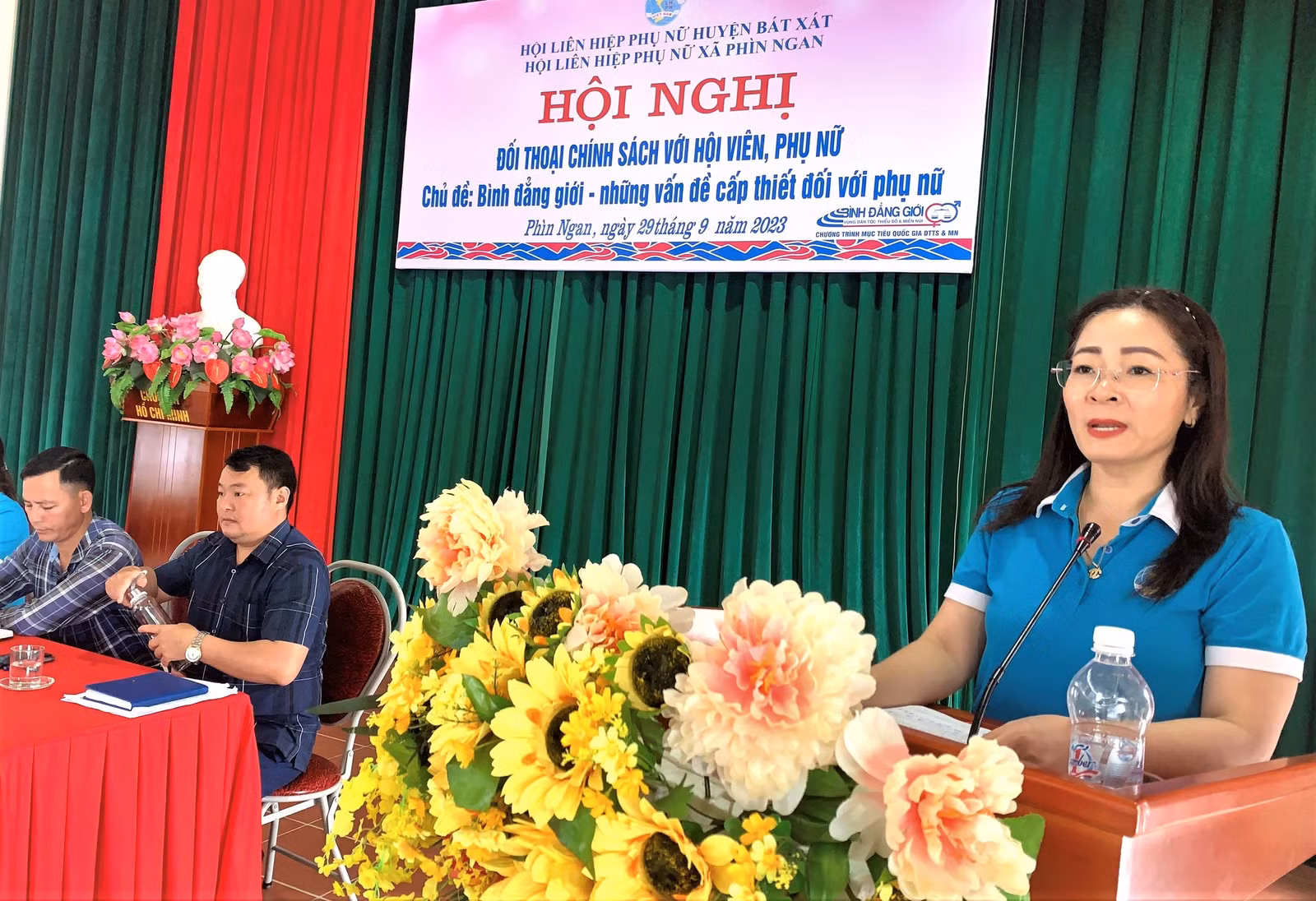 Lãnh đao hội phụ nữ huyện trả lời ý kiến.jpg