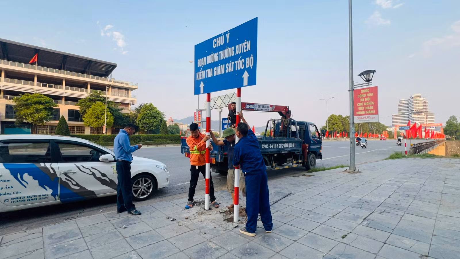 Ảnh 3. Lực lượng chức năng lắp đặt hệt thống biển chỉ dẫn tại đường Trần Hưng Đạo (3).jpg