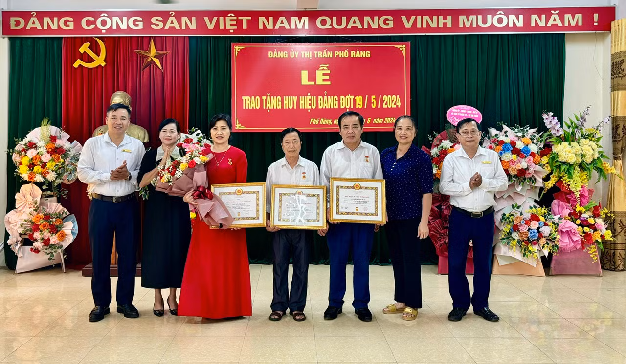 Đảng bộ thị trấn Phố Ràng trao Huy hiệu đảng cho các đảng viên 30 năm tuổi đảng.jpg