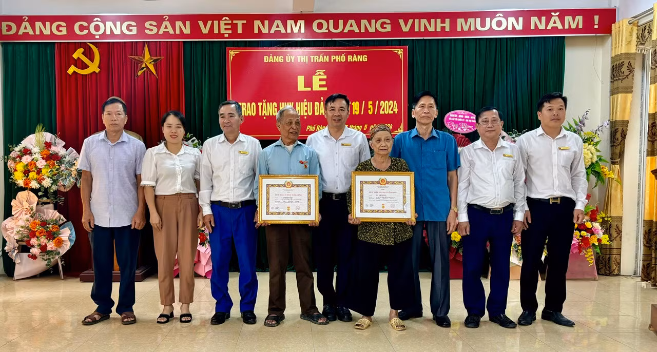Đảng bộ thị trấn Phố Ràng trao Huy hiệu đảng cho các đảng viên.jpg