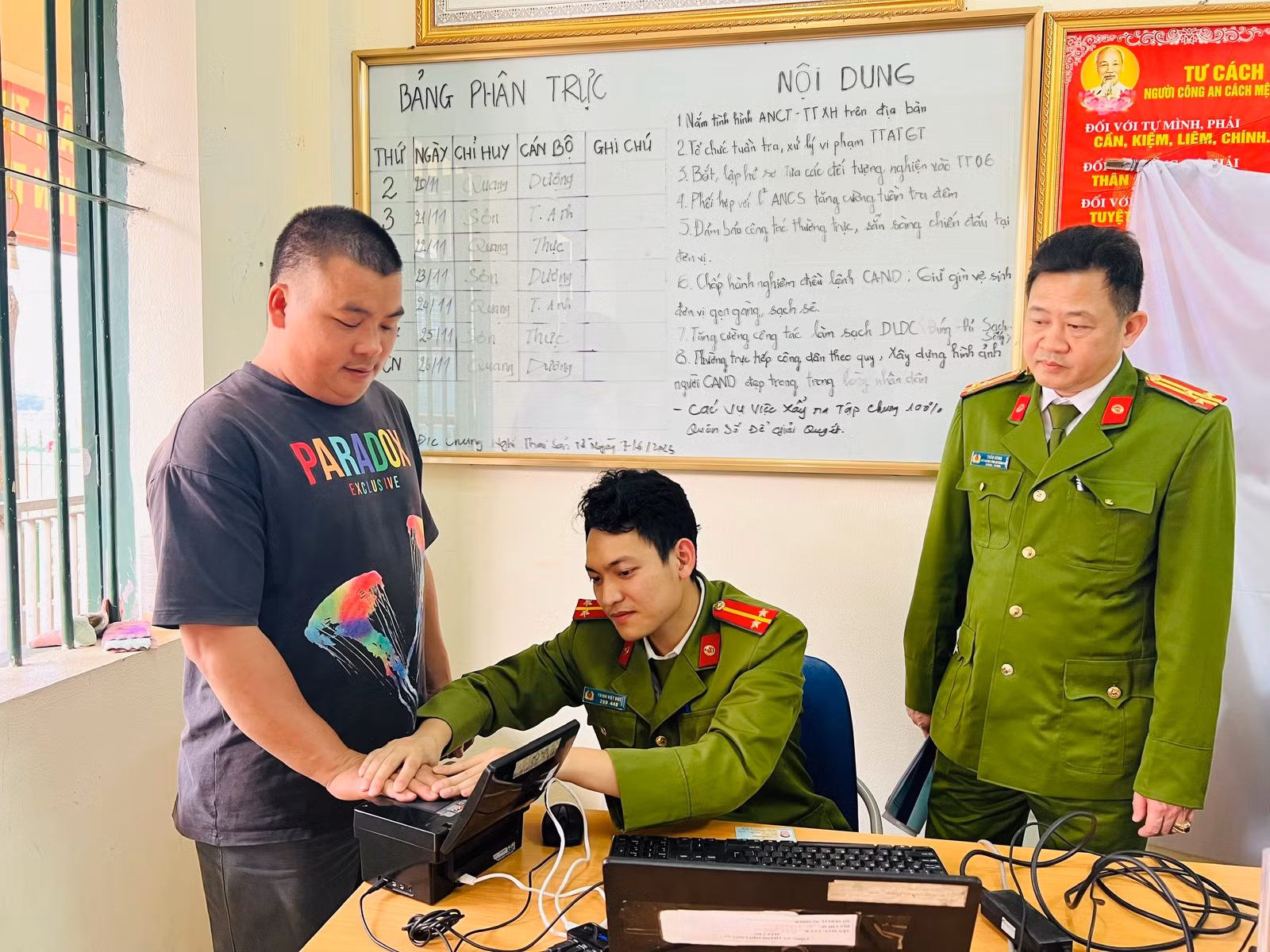 Ảnh 5. Cấp căn cước công dân và định danh điện tử cho người dân .jpg