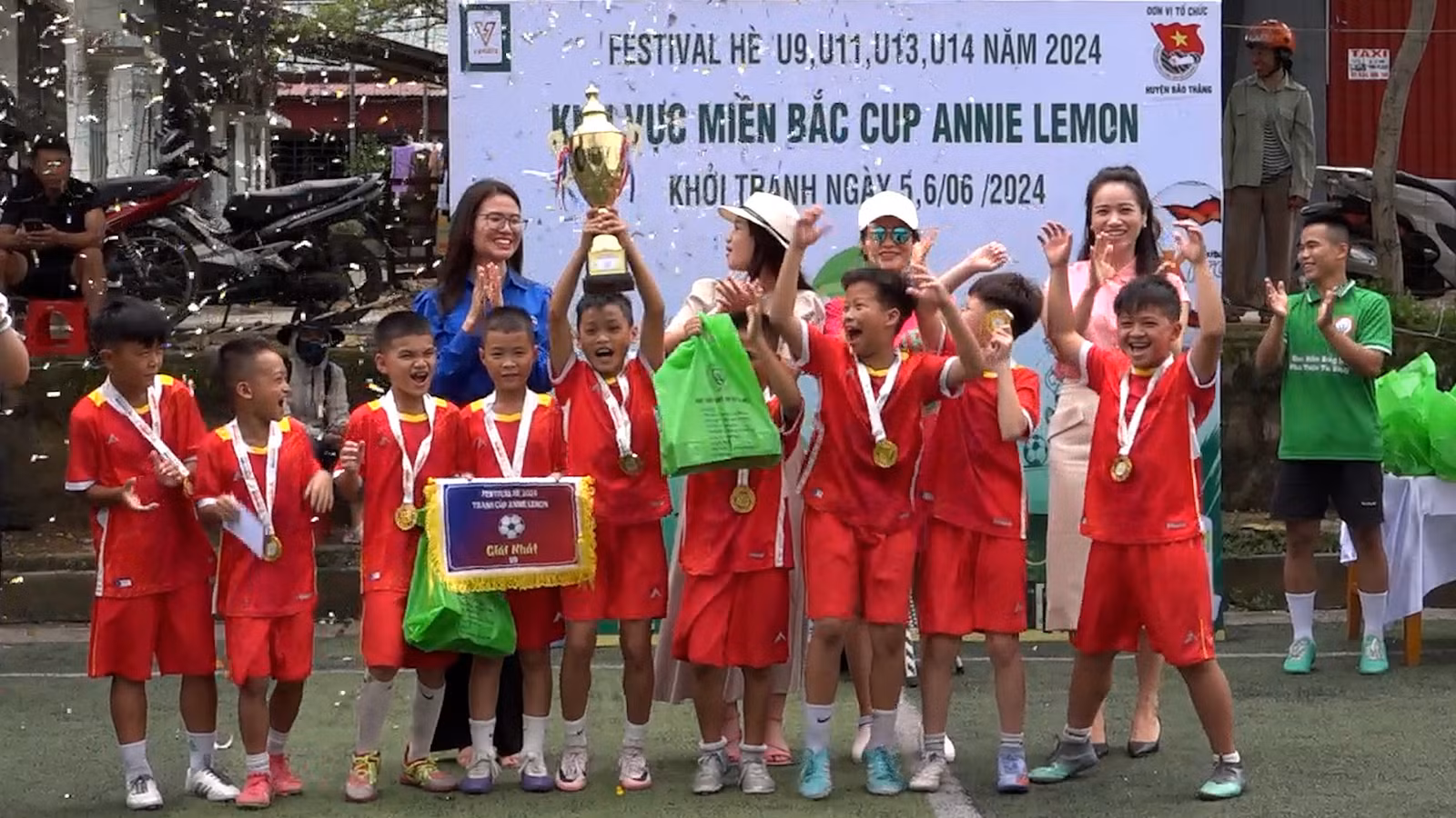 trao cúp cho đội chiến thắng.jpg