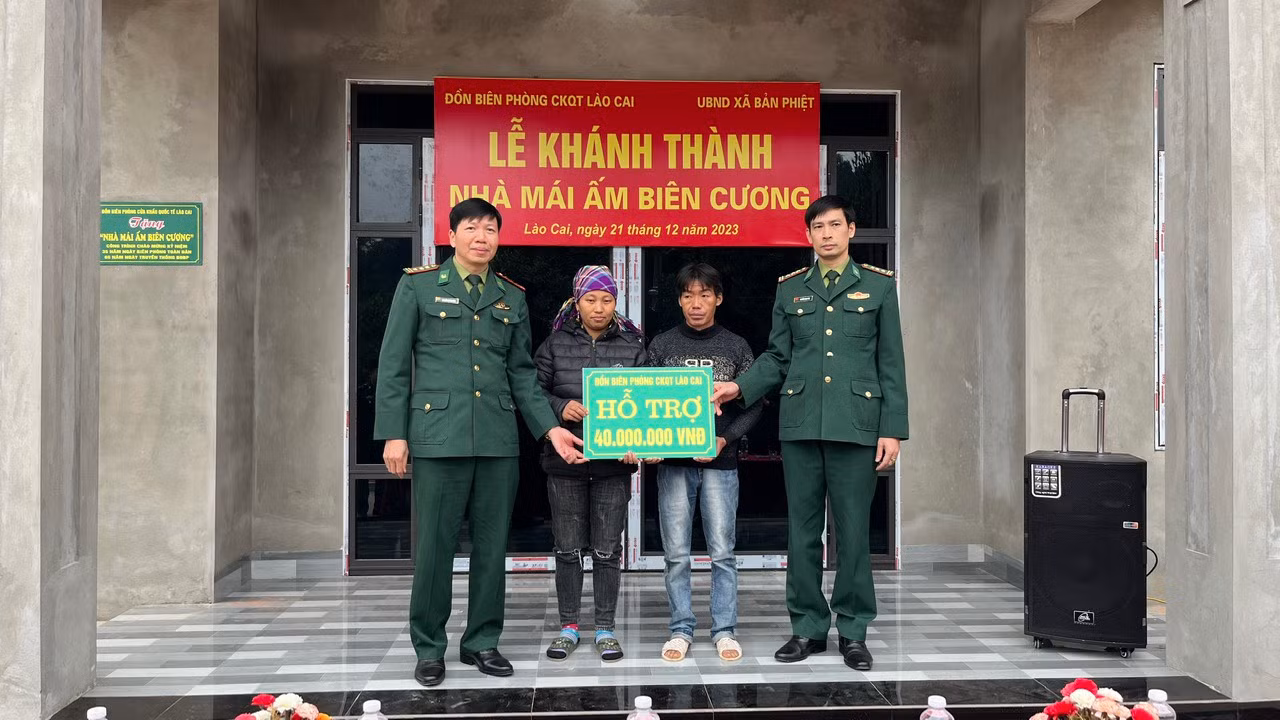 Đồn BPCKQT Lào Cai Tặng Nhà “Mái âm Biên cương” cho hộ nghèo biên giới..jpg