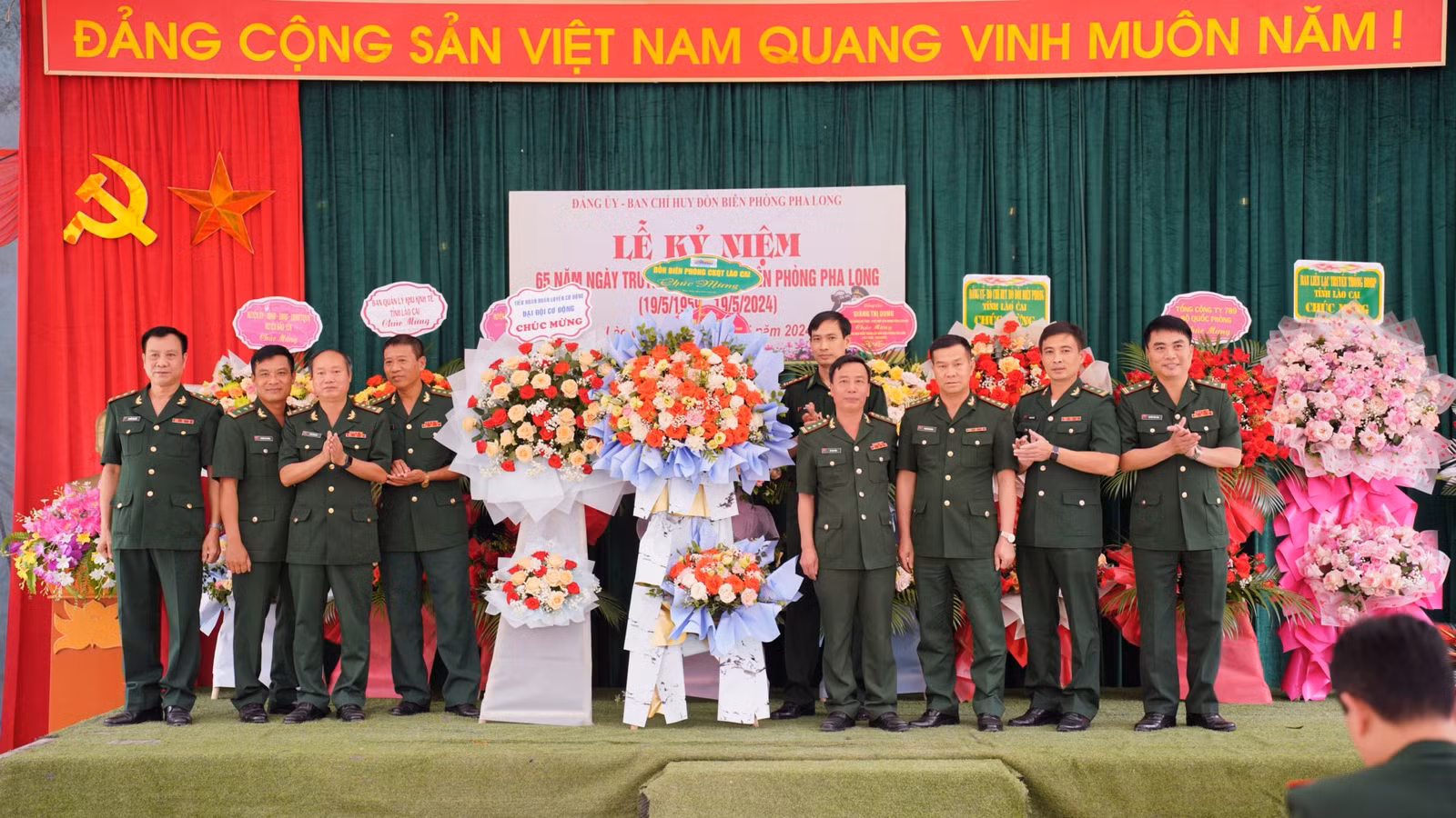 các đồn Biên phòng tặng hoa chúc mừng.jpg