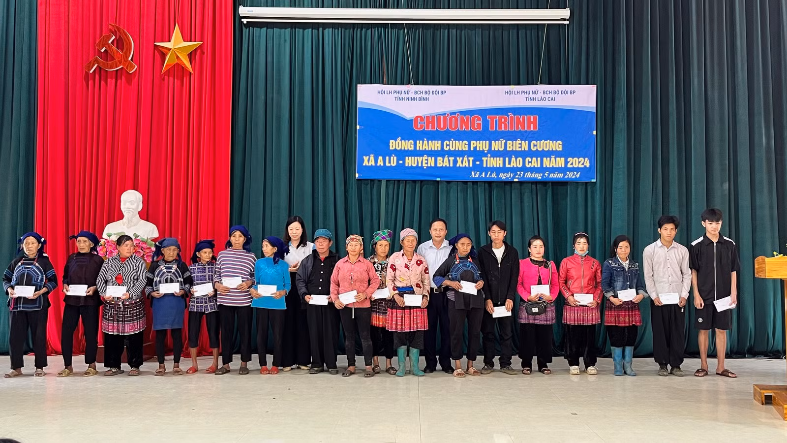 Trao quà cho phụ nữ nghèo tại xã A Lù.