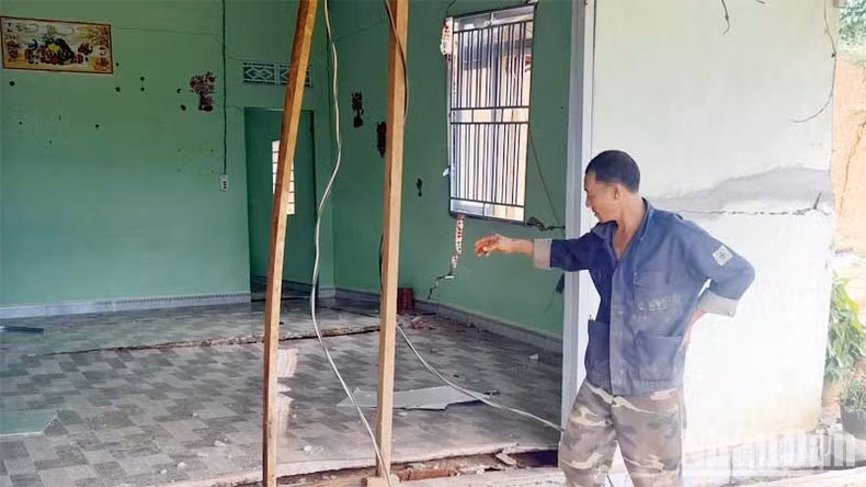Ngôi nhà của gia đình ông Tái xuất hiện chằng chịt vết nứt.