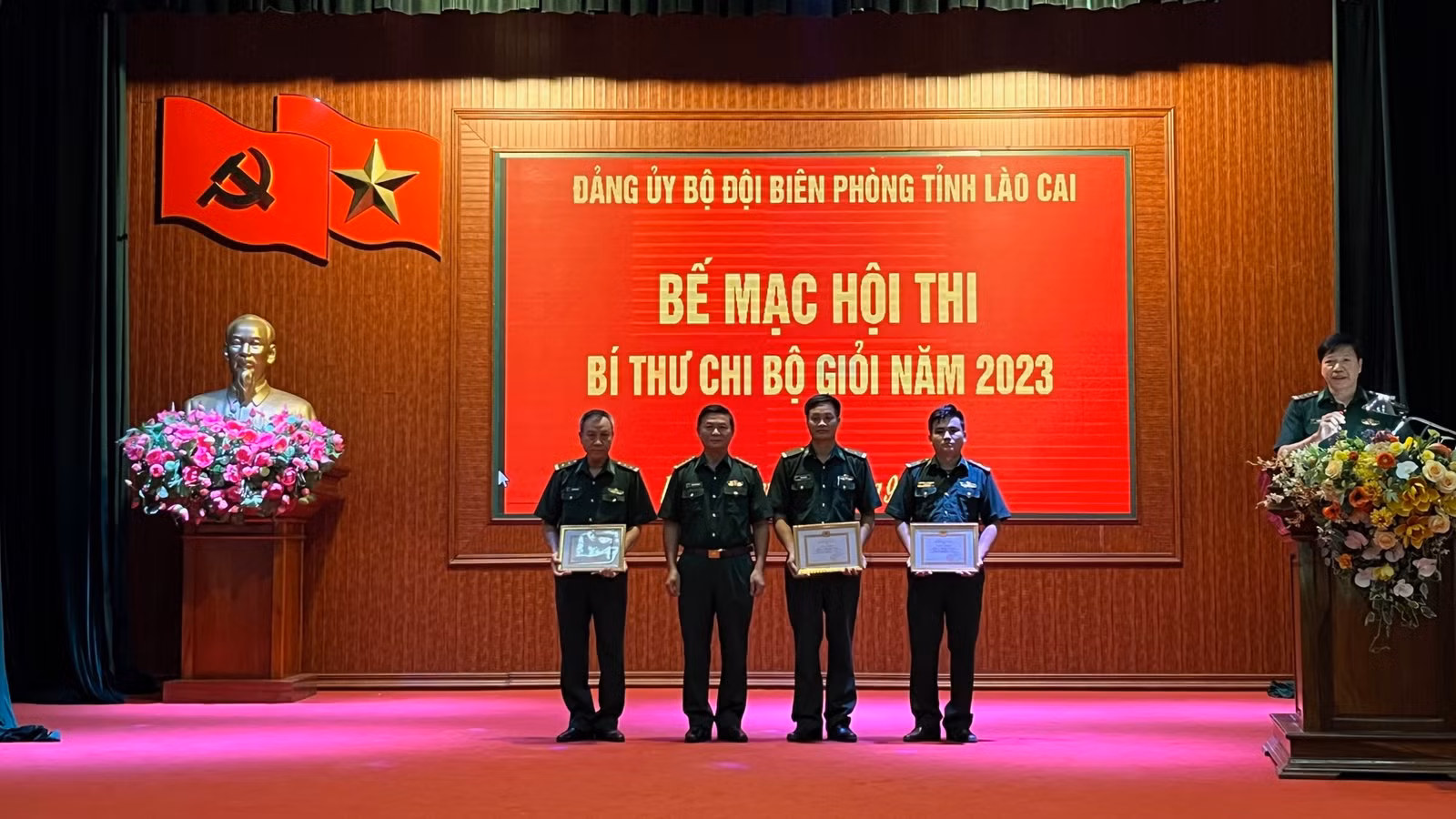 Đại tá Trịnh Quang Trung, Chủ nhiệm Chính trị BĐBP Lào Cai trao giải ba cho các thí sinh.jpg