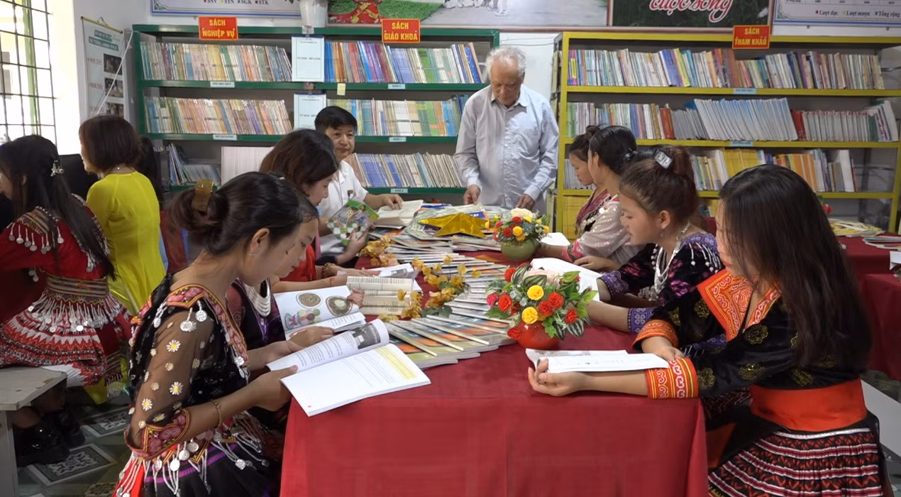 Các em học sinh hưởng ứng ngày đọc sách.jpg