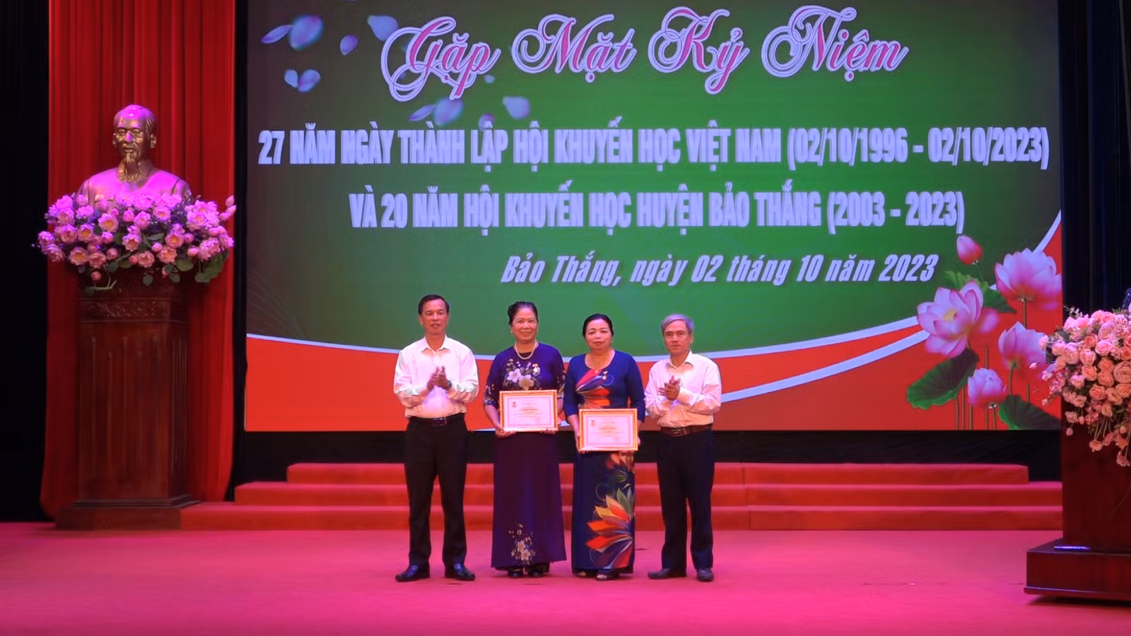 Trao Kỷ niệm chương vì sự nghiệp khuyến học cho 2 cá nhân.