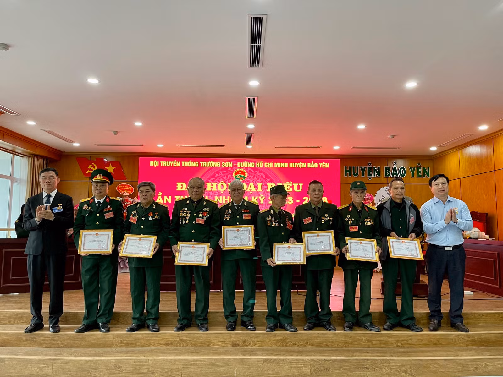 Tặng giấy khen của Chủ tịch UBND huyện Bảo Yên cho các tập thể, cá nhân có thành tích xuất sắc trong công tác Hội.jpg