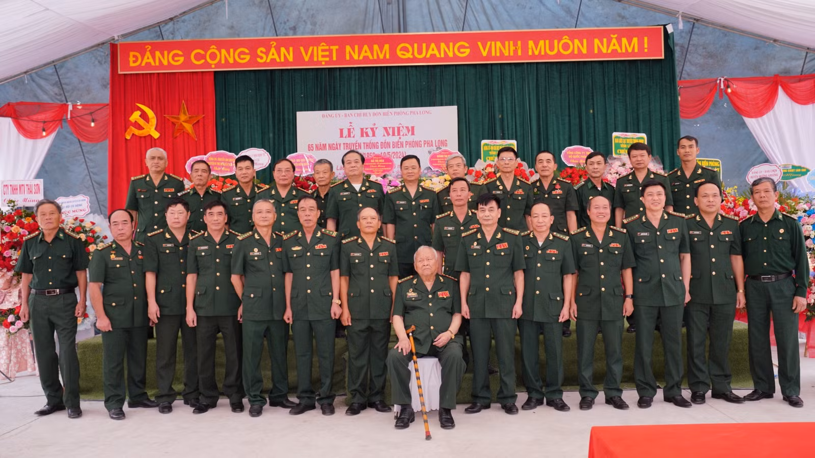 các đồng chi lãnh đạo Bộ Chỉ huy BĐBP tỉnh cùng các đồng chí nguyên là chỉ huy đồn Biên phòng Pha Long qua các thời kỳ chụp ảnh lưu niêm.jpg
