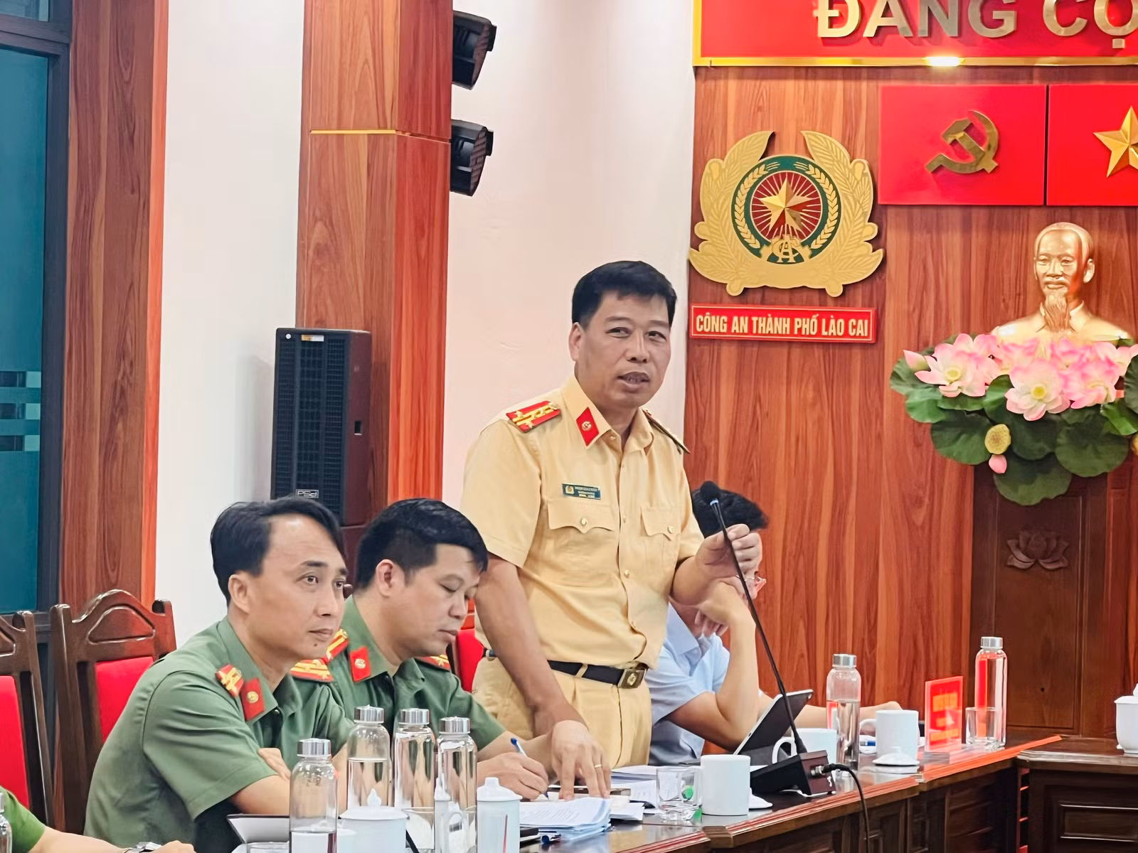 Lãnh đạo các phòng nghiệp vụ Công an tỉnh trực tiếp giải đáp thắc mắc tại Hội nghị (2).jpg