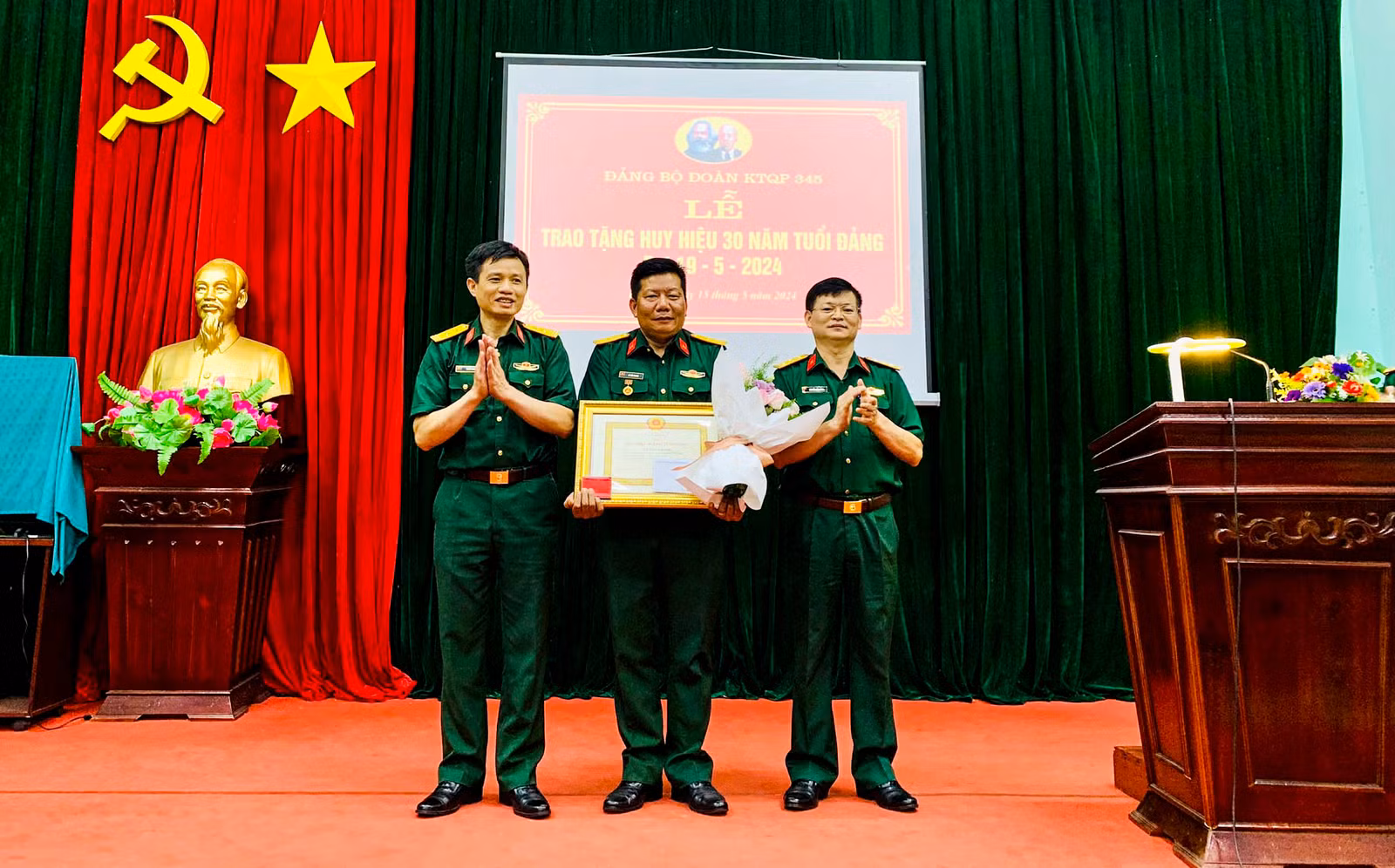 Lãnh đạo Đảng ủy Đoàn KT-QP trao Huy hiệu Đảng cho đảng viên Lò Văn Thanh.jpg