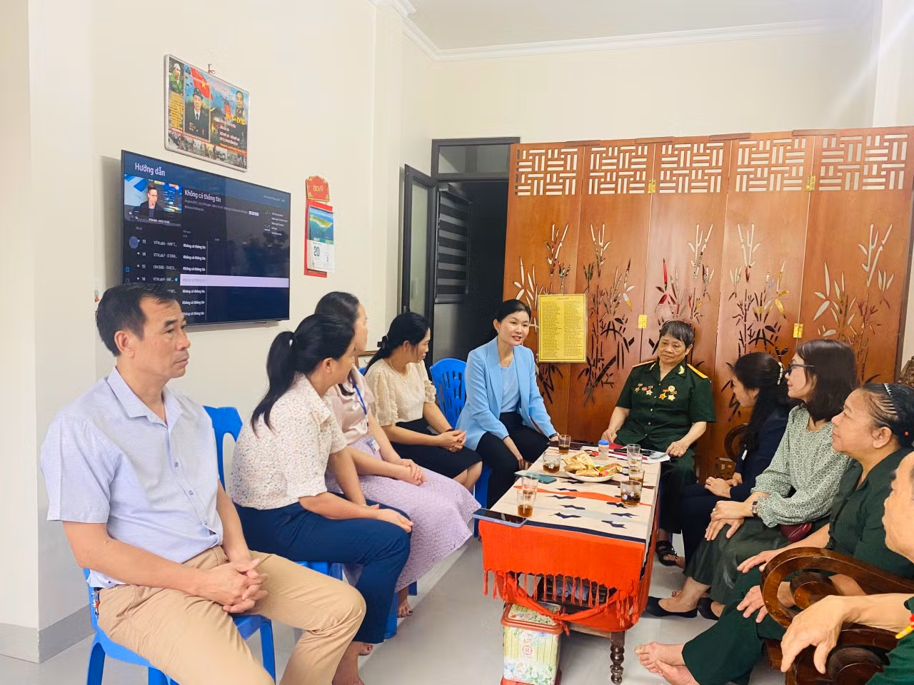 Phó Chủ tịch Hội LHPN Việt Nam thăm, tặng quà mẹ Trần Thị Tiệm, phường Kim Tân thành phố Lào Cai, thương binh 31%..png