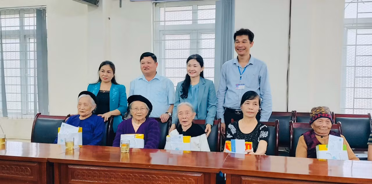 Phó Chủ tịch Hội LHPN Việt Nam Tôn Ngọc Hạnh tặng quà cho các Mẹ, Vợ liệt sỹ, gia đình chính sách địa bàn thị xã Sa Pa..png
