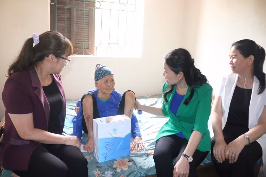 Phó Chủ tịch Hội LHPN Việt Nam Tôn Ngọc Hạnh ,thăm, tặng quà Mẹ Việt Nam anh hùng Ngô Thị Dén..png