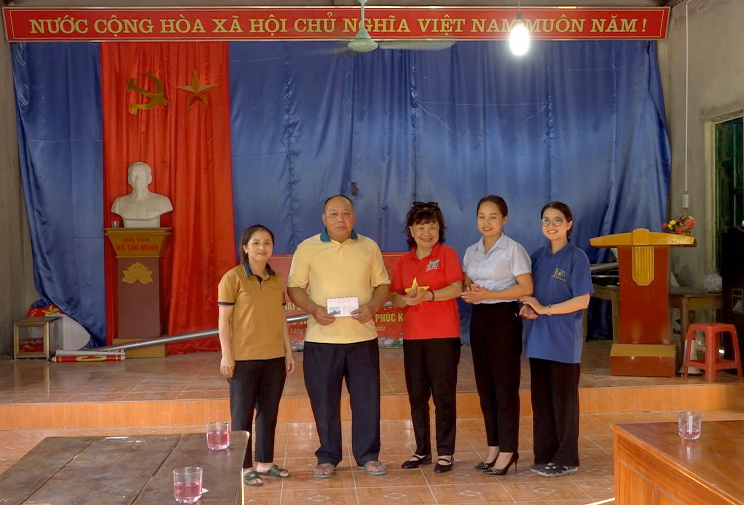 Bà Trần Hồng Dung, Phó Chủ tịch Thường trực Câu lạc bộ Mãi mãi tuổi 20 ủng hộ tiền cho thôn Làng Đẩu, xã Phúc Khánh để sơn Nhà văn hóa thôn_.jpg