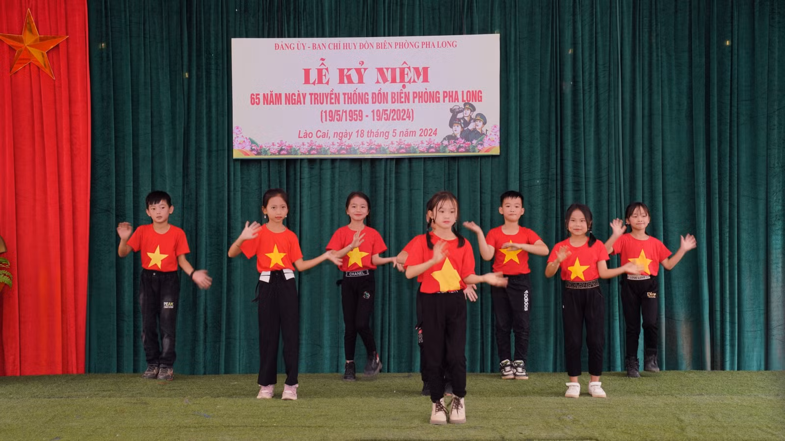 tiết mục văn nghệ chào mừng kỷ niệm 65 năm ngày thành lập đồn BP Pha Long của các chaú học sinh trên địa bàn ơơn vị đóng quân.jpg