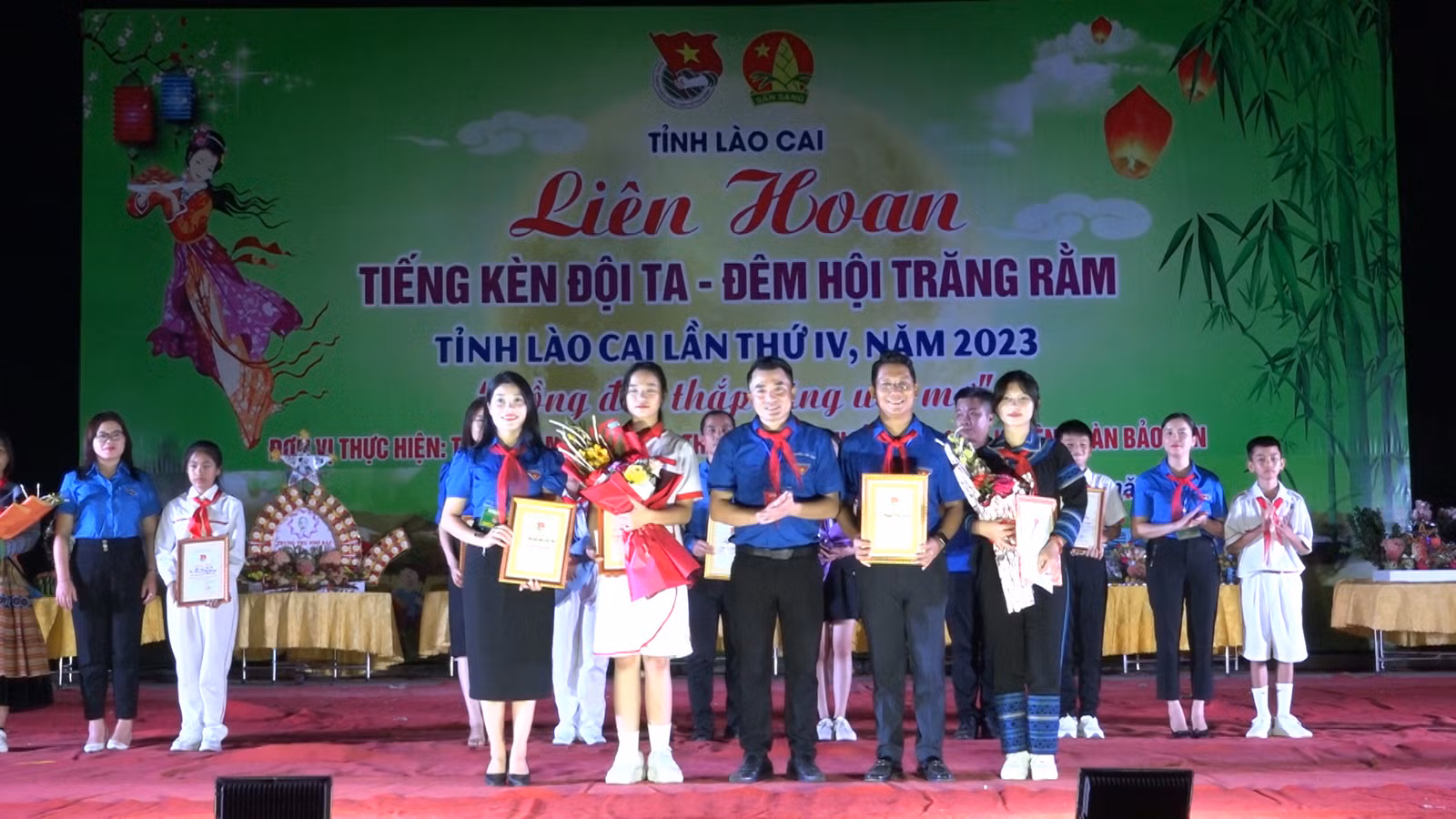 Trao giải ba.jpg