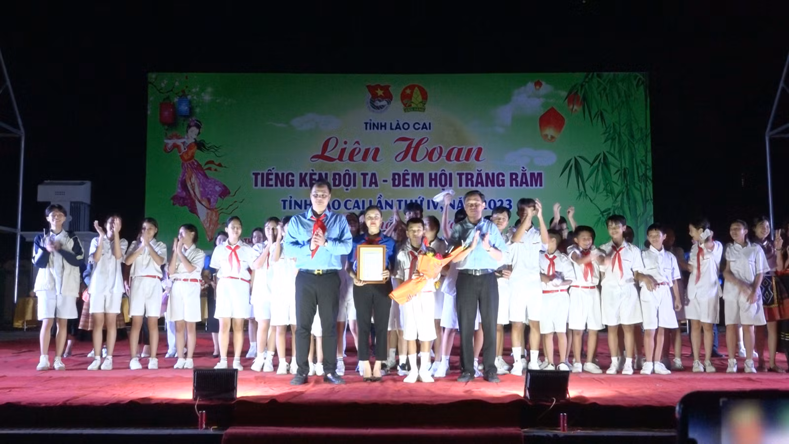 Trao giải nhất cho đội thi huyện Bảo Yên.jpg
