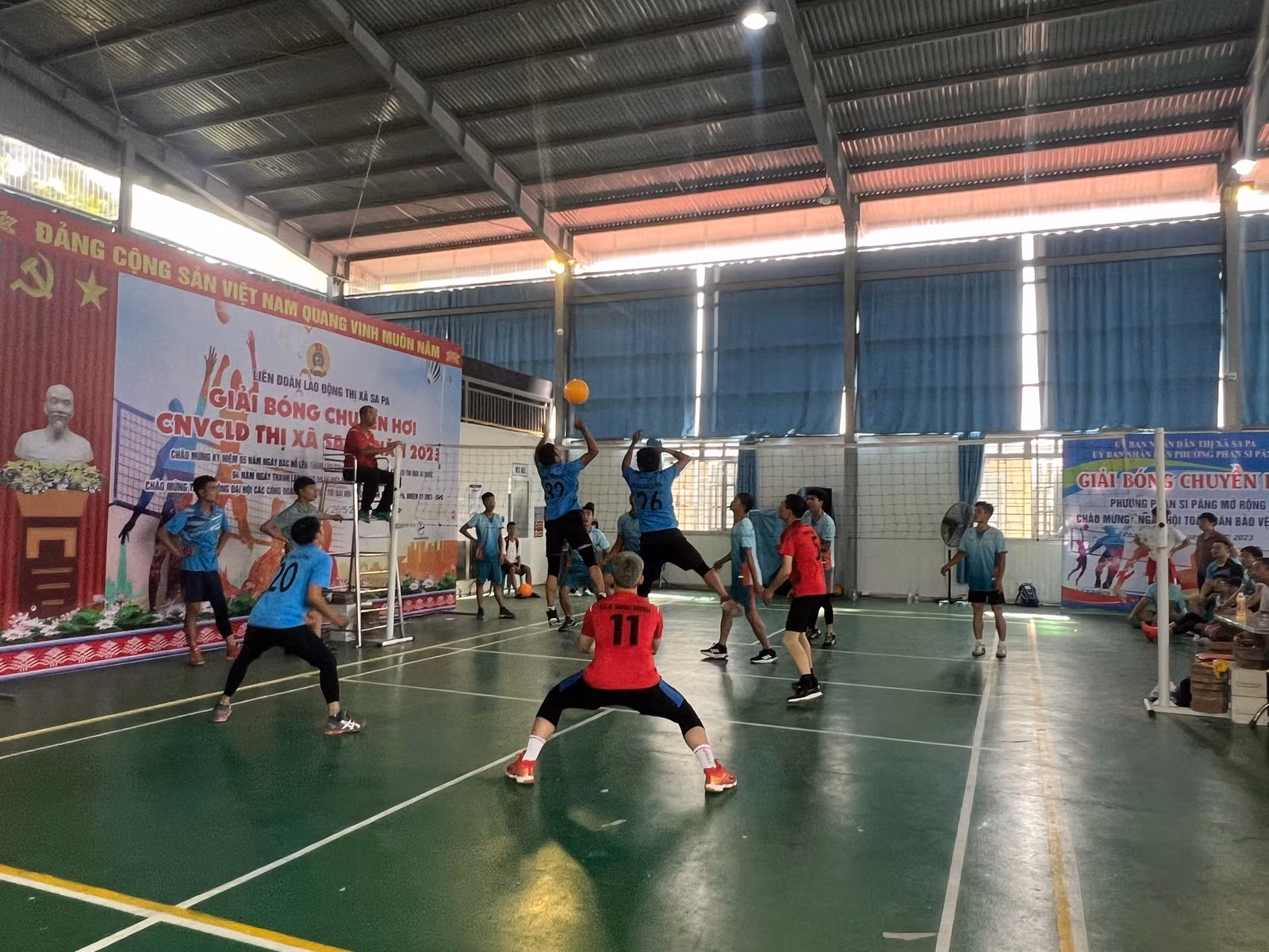 Trong khuôn khổ của ngày hội, phường Fan Si Păng đã tổ chức giải bóng chuyền hơi mở rộng với 8 đội đến từ các phường, xã trên địa bàn thị xã tham gia (ảnh trên).