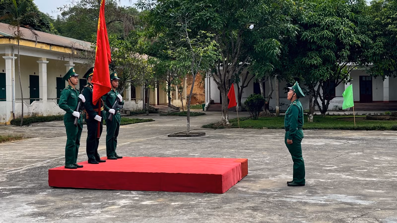 Chiên sĩ mới đọc 10 lời thề danh dự trước cờ.jpg