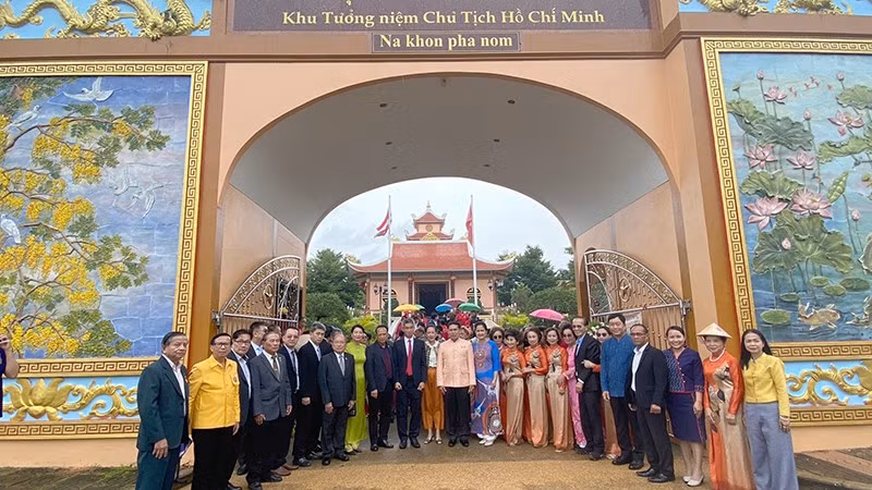 Các đại biểu chụp ảnh tại Khu Tưởng niệm Chủ tịch Hồ Chí Minh ở tỉnh Nakhon Phanom.