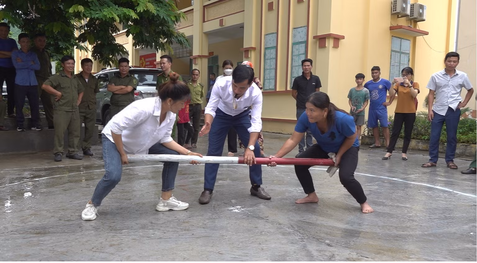 Sôi nổi thi đấu môn đẩy gậy.jpg