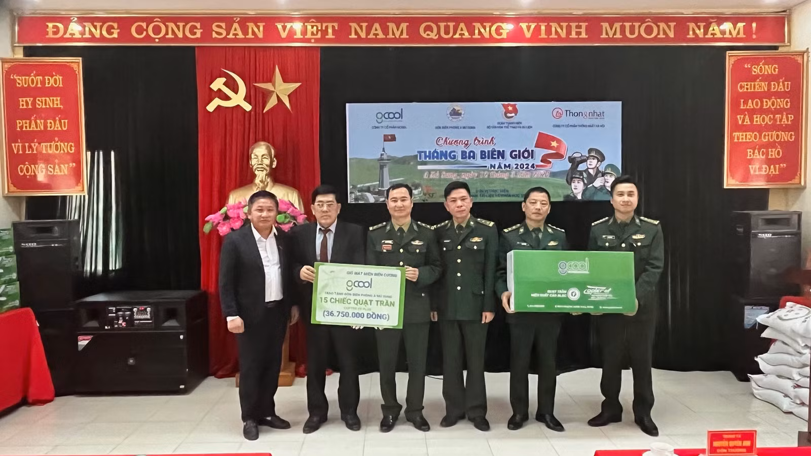 Đại diện Nhà tài trợ và Hãng Phim tài liệu và Khoa học Trung ương tặng quà cho đồn Biên phòng.jpg