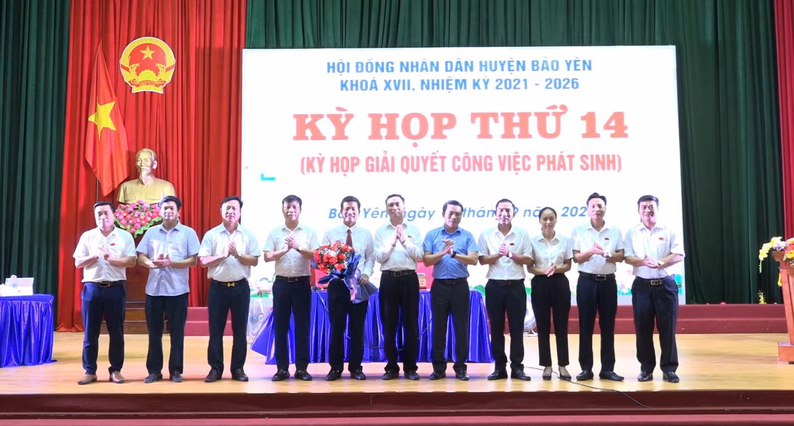 Huyện ủy, HĐND, UBND, UB MTTQ VN huyện, các đồng chí Trong BTV Huyện ủy Bảo Yên tặng hoa chúc mừng.jpg