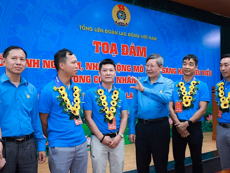 Phó Chủ tịch Thường trực Tổng Liên đoàn Lao động Việt Nam Trần Thanh Hải gặp gỡ các cá nhân nhận giải thưởng Nguyễn Đức Cảnh.