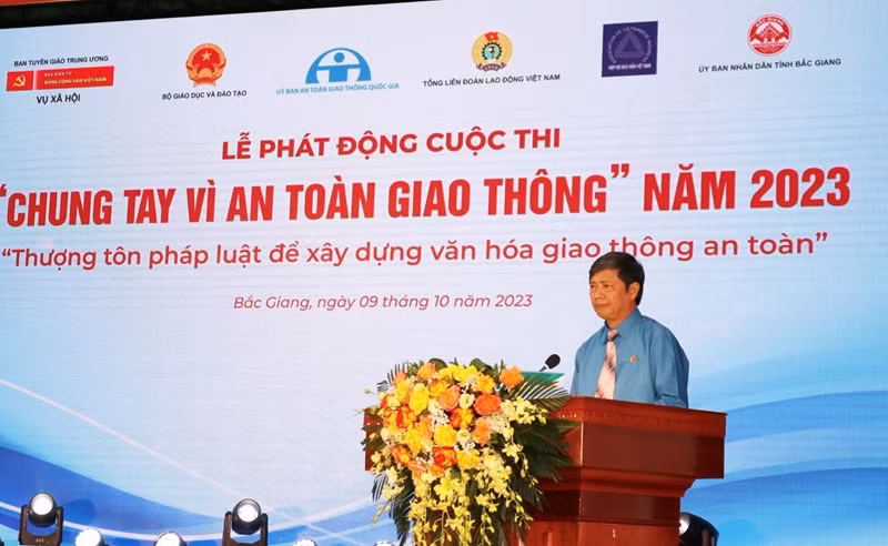 Đồng chí Nguyễn Văn Cảnh, Chủ tịch Liên đoàn Lao động tỉnh Bắc Giang phát biểu hưởng ứng Cuộc thi.