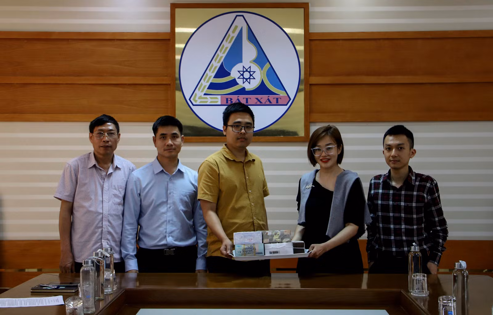 Anh Lê Trọng Dũng bàn giao số tiền còn lại cho Công ty TCBS trước sự chứng kiến của các nhân chứng.jpg