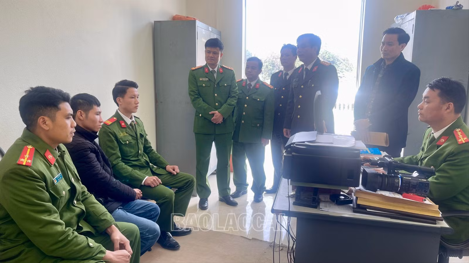 Đại tá Nguyễn Văn Thịnh, Phó Giám đốc Công an tỉnh có mặt kịp thời, động viên cán bộ, chiến sĩ Công an huyện Si Ma Cai bắt giữ thành công đối tượng.